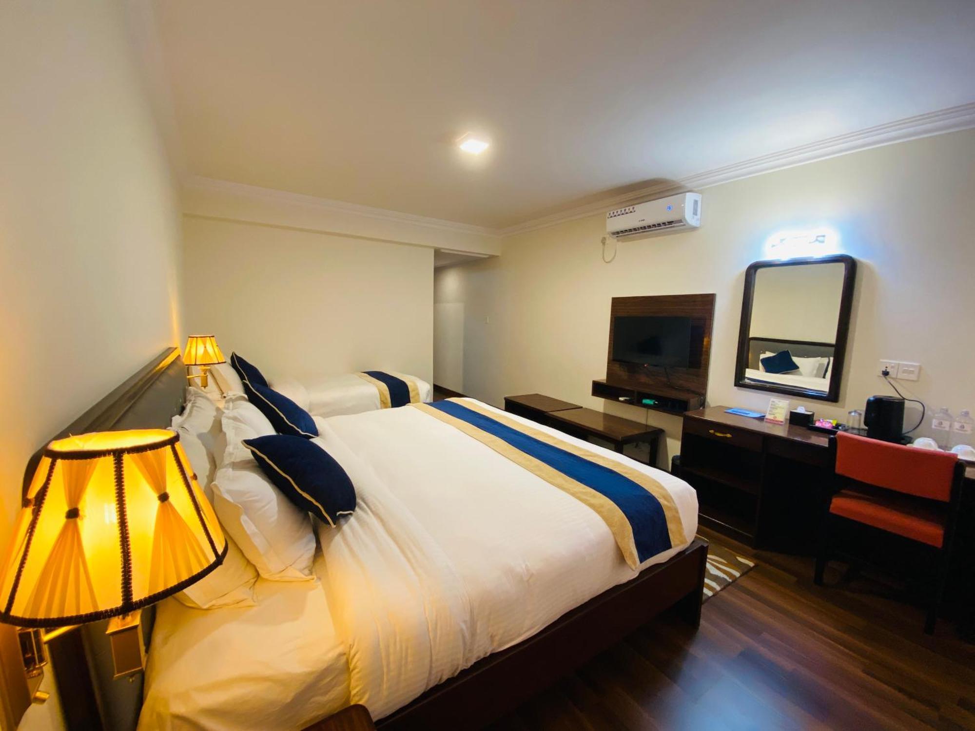 Kathmandu Business Hotel Bagian luar foto