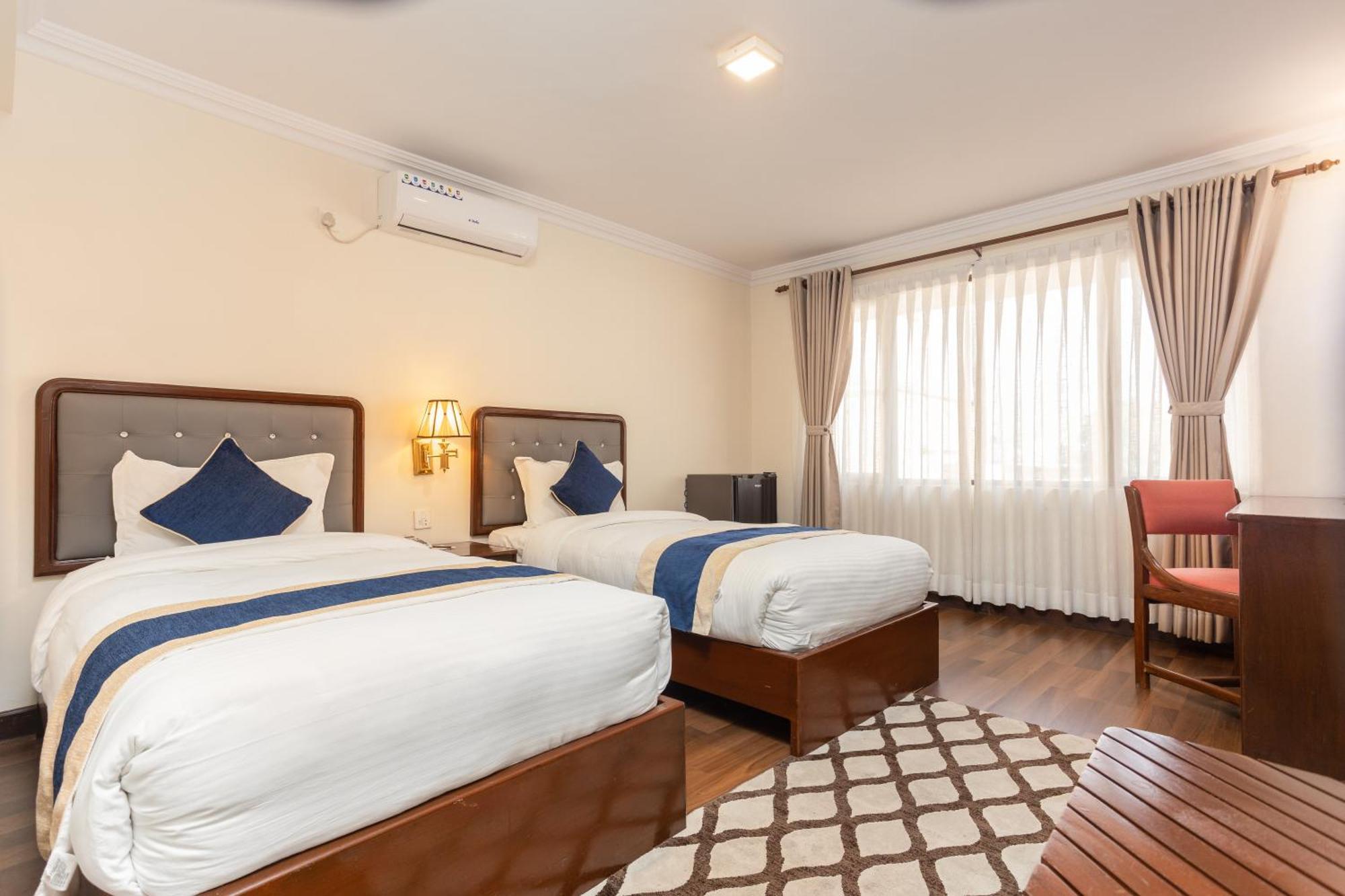 Kathmandu Business Hotel Bagian luar foto
