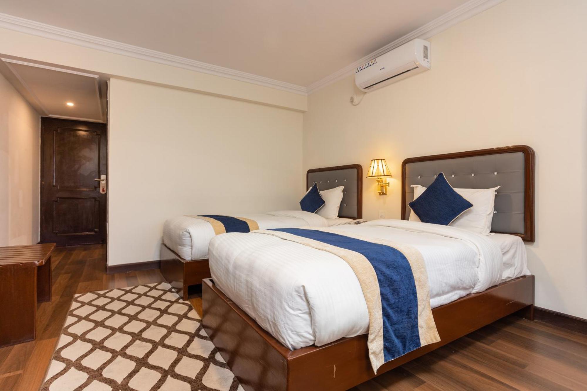 Kathmandu Business Hotel Bagian luar foto